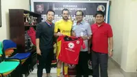Muamer Svraka resmi dikontrak Semen Padang, Selasa (30/8/2016). (Bola.com/Arya Sikumbang)