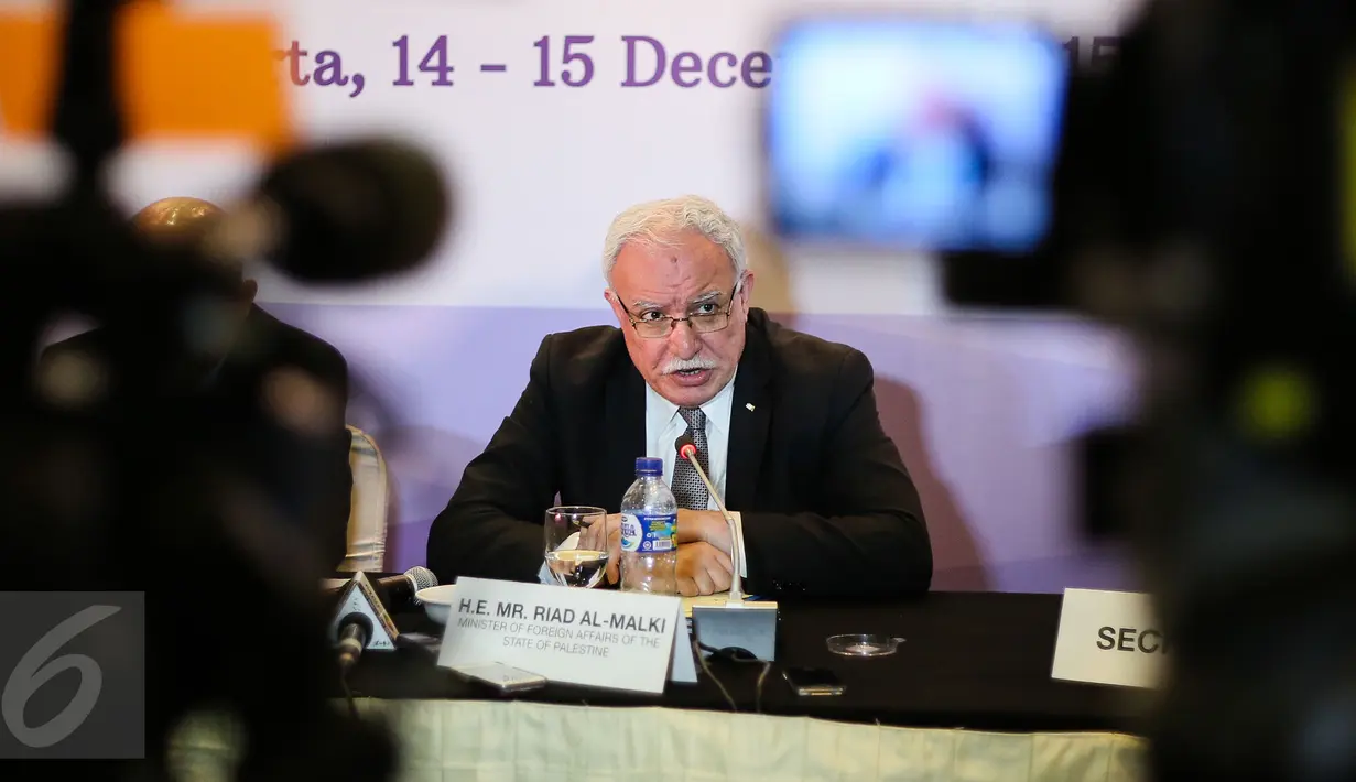 Menlu Palestina, Riad Al Maliki saat konferensi pers International Conference On the Questions of Jerussalem di Jakarta, Senin (14/12). Maliki menyebut pihak Israel mencoba megalihkan isu ke konflik Muslim-Yahudi. (Liputan6.com/Faizal Fanani)