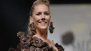 Seorang model mengenakan gaun bertabur cokelat selama pertunjukan sebagai bagian dari Pameran Cokelat (Salon du Chocolat) di Paris, Prancis, Rabu (27/10/2021). Acara ini menandai pembukaan pekan raya cokelat, salah satu pameran cokelat terbesar di dunia. (AP Photo/Francois Mori)