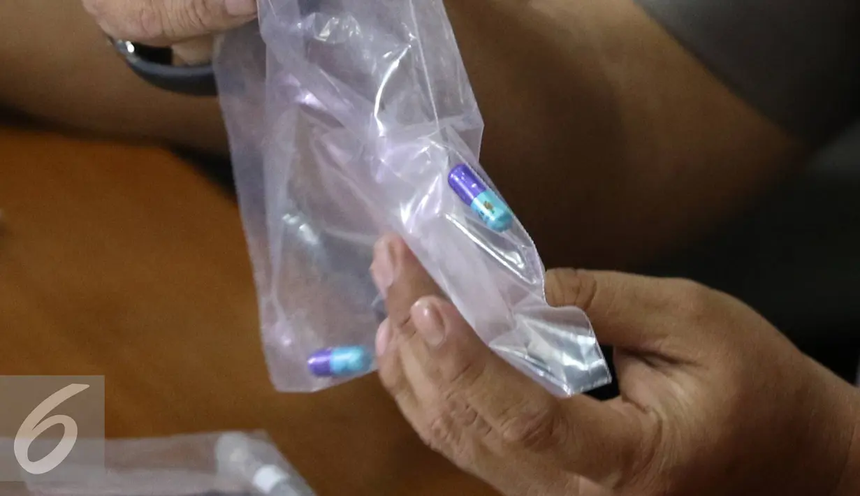 Polisi memastikan barang bukti kristal yang didapatkan usai mengeledah rumah Aa Gatot Brajamusti positif narkoba jenis sabu dan ekstasi, Jakarta, Rabu (31/8). (Liputan6.com/Immanuel Antonius)