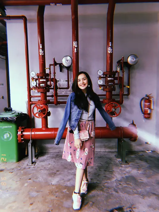 Paduan  dress dengan  motif bunga-bunga berwarna pink dan jaket denim membuat tampilan Beby sangat menggemaskan. Meski ada gaya sporty lantaran ia memakai sneakers berwarna putih. (Instagram/bebytsabina)