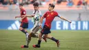 Pemain Timnas Jerman U-17, Noah Darvich, berebut bola dengan pemain Spanyol U-17, Pau Prim pada laga perempat final Piala Dunia U-17 2023 di Jakarta International Stadium, Jumat (24/11/2023). (Bola.com/Bagaskara Lazuardi)