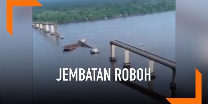 VIDEO: Jembatan Roboh Ditabrak Kapal, Dua Mobil Masuk Sungai