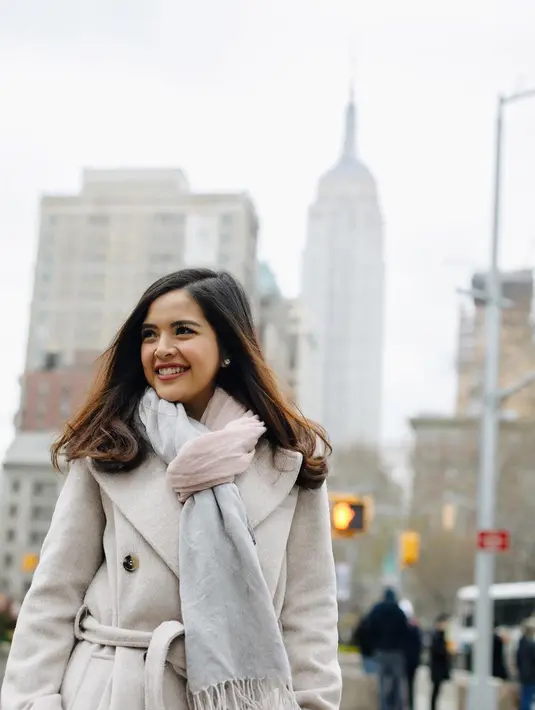 Scarf dan baju hangat yang tebal sepertinya menjadi busana yang selalu dipilih Tasya selama di luar negeri. Dan pastinya, ini membuat penampilannya semakin terlihat berkharisma. (Instagram/tasyakamila)