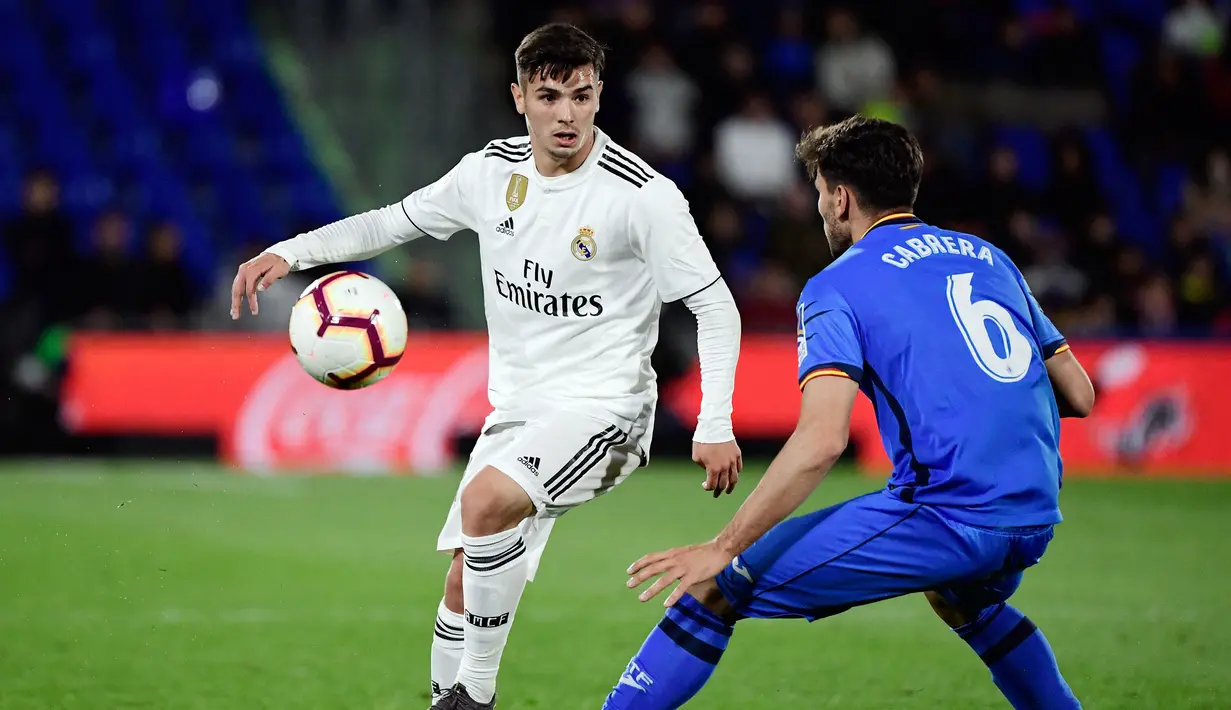 Bersama Real Madrid yang diperkuatnya selama 1,5 musim usai didatangkan dari Manchester City dengan nilai transfer 17 juta euro pada tengah musim 2018/2019, Brahim Diaz mampu menjuarai La Liga musim 2018/2019 usai tampil dalam 9 laga di Liga Spanyol dengan torehan 1 gol dan 2 assist. (AFP/Javier Soriano)