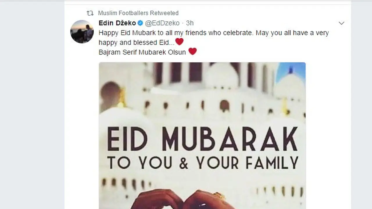 Pemain asal Bosnia, Edin Dzeko mengucapkan selamat Hari Raya Idul Fitri