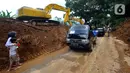 Kendaraan bermotor melintasi ruas jalan Cipanas - Cianjur yang sudah dibuka setelah terjadi longsor akibat gempa bumi di kawasan Cugenang, Cianjur, Jawa Barat, Selasa (22/11/2022). Ruas jalan Cipanas - Cianjur dibuka secara situasional karena di kawasan tersebut masih dilakukan proses evakuasi warga yang masih tertimbun longsor. (merdeka.com/Arie Basuki)