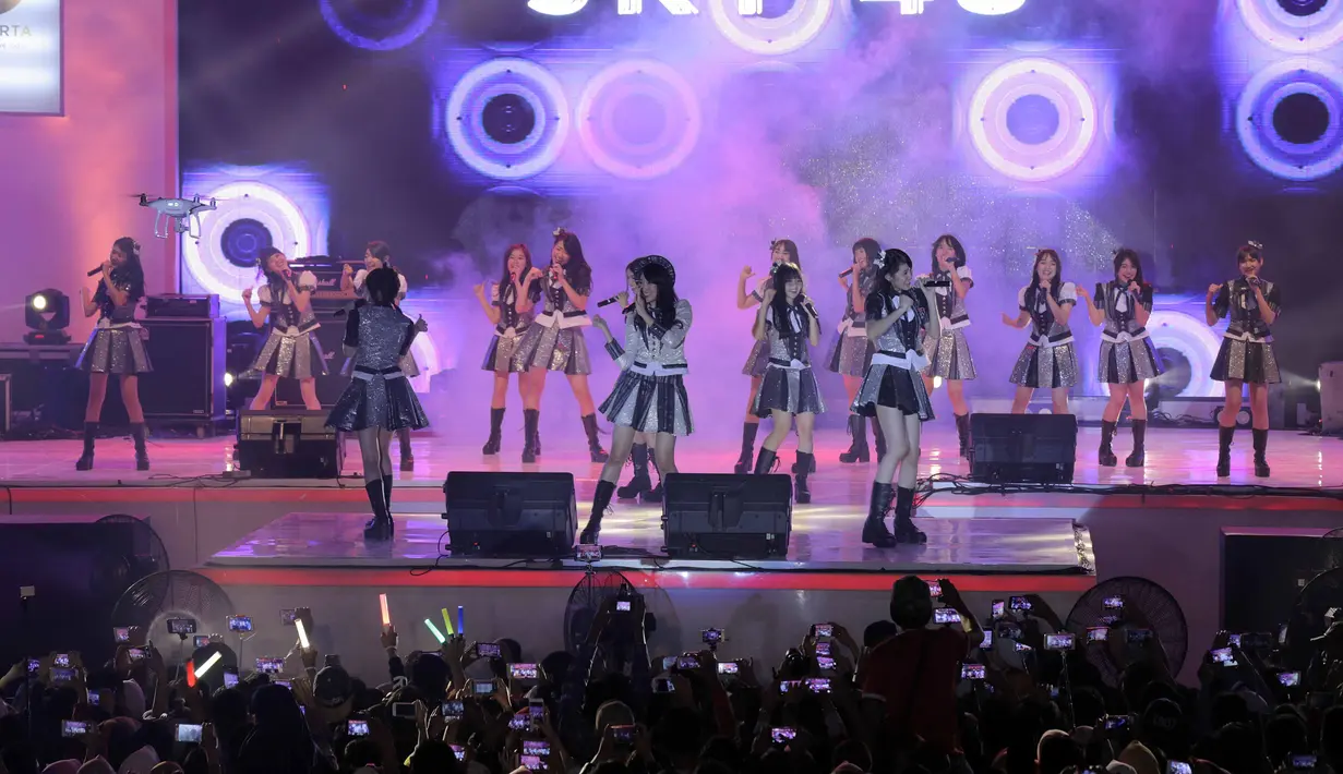 JKT48 sendiri tampil pada hari Sabtu (26/8) malam. Naik panggung sekitar pukul 20.00 WIB. Membawakan lagu-lagunya yang enerjik seperti Saikou Kayo, Fortune Cookies, dan Baby Baby Baby JKT48 membuat suasana makin meriah. (Nurwahyunan/Bintang.com)