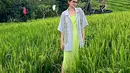 Kerap tampil dengan busana kasual, Nadya Arina akan berubah drastis saat dandan dengan full makeup dan busana feminim. Beberapa pemotretannya dengan busana glamor seperti gaun kerap menuai banyak sorotan dan banjir pujian dari netizen. Banyak yang menyebut bahwa ia memiliki kecantikan yang natural sejak ia masih kecil. (Liputan6.com/IG/@nadyaarina)