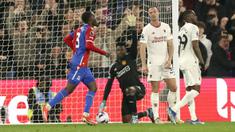 Pemain Crystal Palace, Tyrick Mitchell, melakukan selebrasi setelah mencetak gol ke gawang Manchester United pada laga pekan ke-36 Premier League 2023/2024 yang digelar di Selhurst Park, Selasa (7/5/2024). MU menyerah empat gol tanpa balas. (AP Photo/Ian Walton)