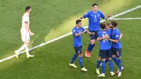 Pemain Italia merayakan gol Nicolo Barella ke gawang Belgia pada laga perebutan tempat ketiga UEFA Nations League 2020/2021 di Allianz Stadium, Minggu (10/10/2021). (AFP/Massimo Rana)