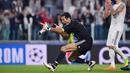 Gaya kiper Juventus, Gianluigi Buffon saat merayakan kemenangan timnya atas Olympiakos  pada laga grup D Liga Champions di Allianz stadium, Turin, (27/9/2017). Juventus menang 2-0. (AFP/Marco Bertorello)