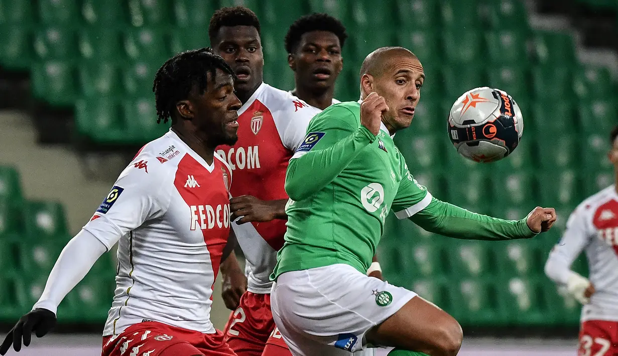 Striker Saint-Etienne, Wahbi Khazri (kanan) berebut bola dengan bek AS Monaco, Axel Disasi dalam laga lanjutan Liga Prancis 2020/2021 pekan ke-30 di Geoffroy Guichard Stadium, Jumat (19/3/2021). Saint-Etienne kalah 0-4 dari Monaco. (AFP/Jeff Pachoud)