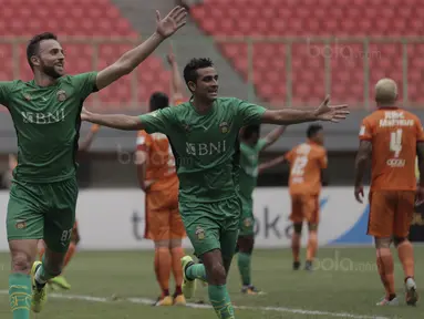 Striker Bhayangkara FC, Ilija Spasojevic, merayakan gol yang dicetaknya ke gawang Borneo FC pada laga Liga 1 Indonesia di Stadion Patriot, Bekasi, Rabu (20/9/2017). Bhayangkara menang 2-1 atas Borneo. (Bola.com/Vitalis Yogi Trisna)