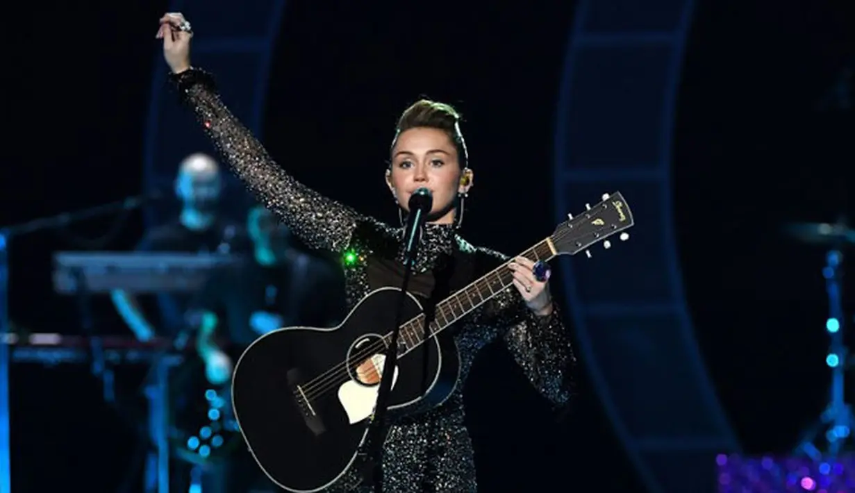 Untuk mempromosikan album barunya itu, tak jarang miley hadir di berbagai acara. Namun ternyata, ia tidak hanya bicara soal kariernya itu. Ia pun mengungkap soal sang kekasih yang belakangan jarang tersiar.(AFP/Kevin Winter)