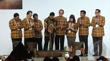 Presiden Joko Widodo bersama Ibu Negara Iriana Joko Widodo hadir dalam acara pembukaan Jakarta Food Security Summit di Jakarta Convention Center (JCC), Jakarta, Kamis (12/2/2015). (Liputan6.com/Faizal Fanani)