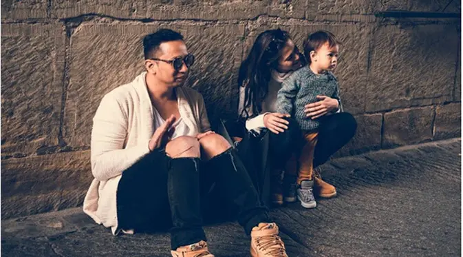 Beberapa hari belakangan ini, pasangan Ringgo Agus Rahman, istri serta buah hatinya, sedang berlibur di Swiss. Beberapa tempat disinggahi oleh Agus. Beberapa foto liburan di bagikan di media sosialnya. (Instagram/ringgoagus)