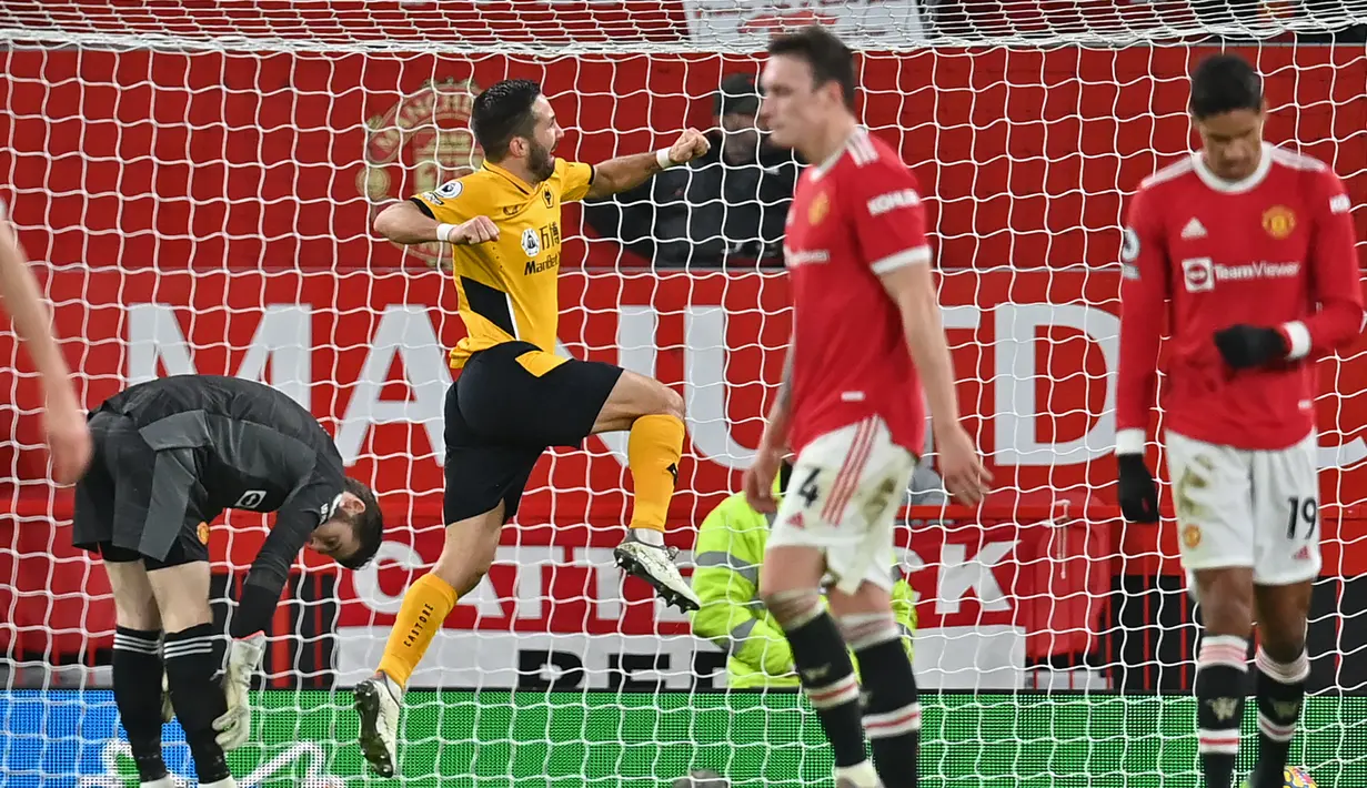 Joao Moutinho. Gelandang yang kini memasuki musim ke-4 bersama Wolverhampton baru mencetak 1 gol di Liga Inggris musim ini. Gol tersebut dibuat di pekan ke-21, (3/1/2022) ke gawang Manchester United saat berusia 35 tahun 3 bulan dan 26 hari. Hasil akhir Wolves menang 1-0. (AFP/Paul Ellis)