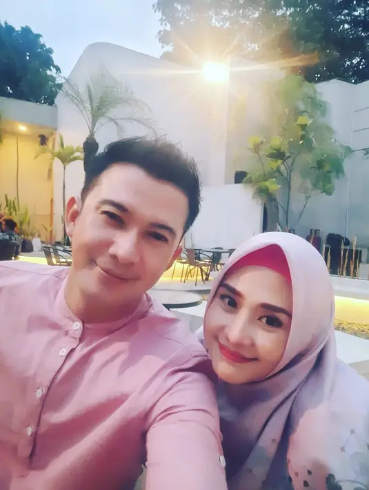 Isak tangis keluarga menyambut Mandala yang bebas dari penjara 7 Agustus 2019 lalu. Ia disambut istri dan anak-anaknya. Setelah menghirup udara bebas, ia mau fokus dengan keluarganya. [Instagram/mandalaabadishoji]