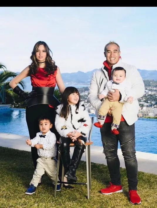 Untuk kesan modis, tampilan keluarga Nia Ramadhani dengan outfit nuansa hitam, merah, dan putih bisa jadi pilihan. [Foto: IG/ramadhaniabakrie].