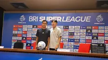 Rayhan Hannan (Kanan) dan Shin Tae-yong menghadiri sesi konferensi pers di Stadion Utama Gelora Bung Karno, Jakarta, Jumat (11/9/2026). (Bola.com/Hery Kurniawan)