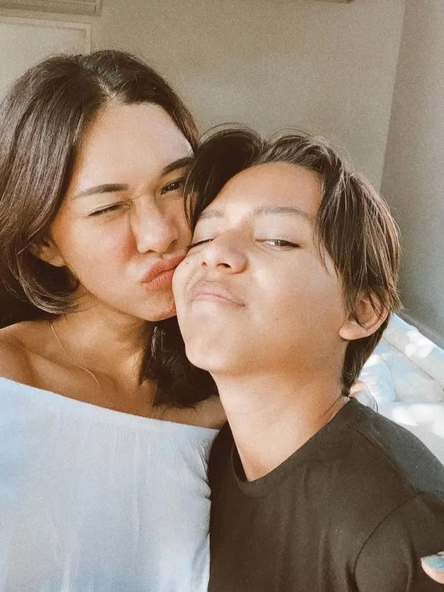 Gandengan dengan sang anak, Nana Mirdad disangka punya pacar baru