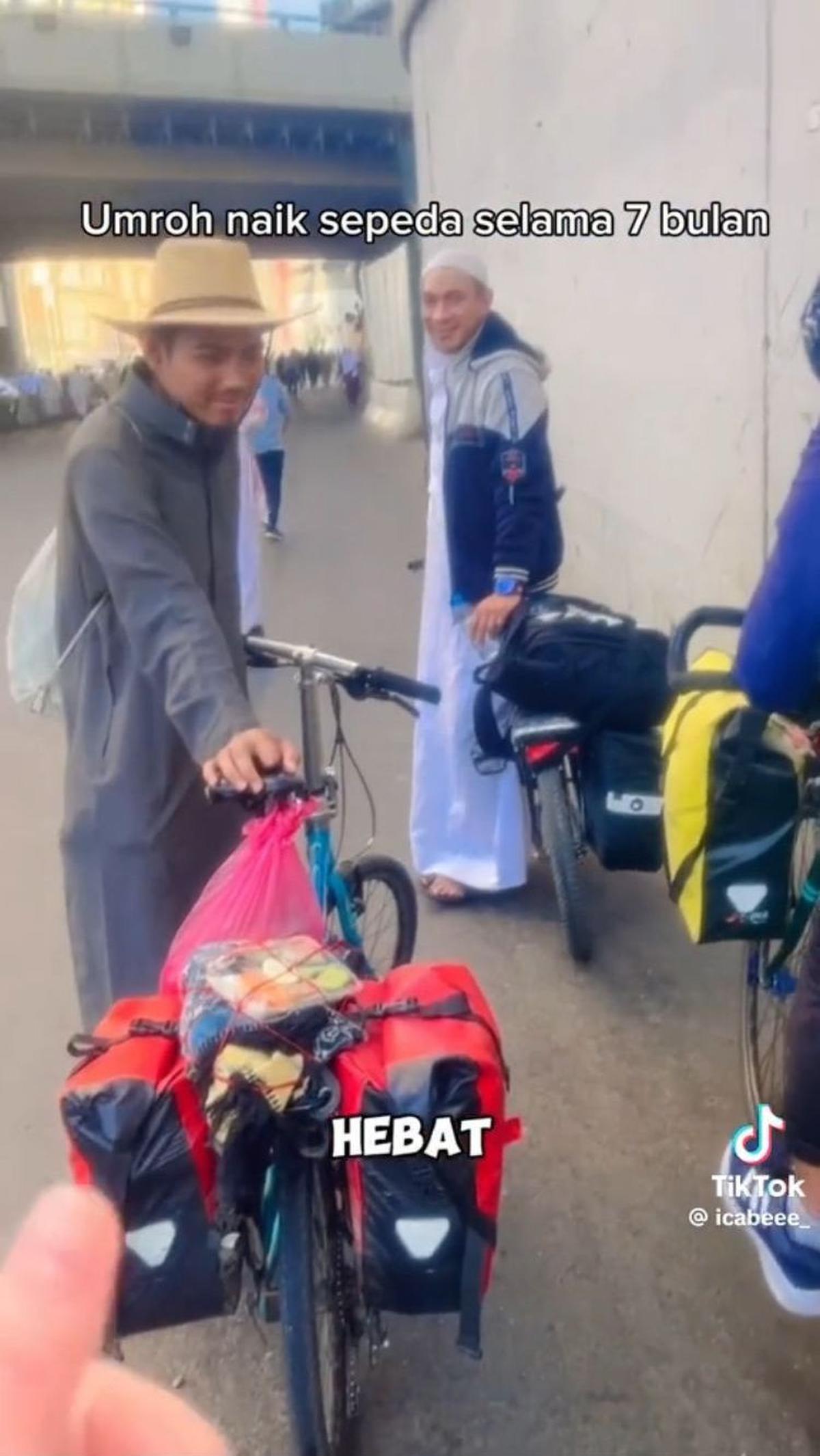 Wanita ini pun memuji tiga pria asal Indonesia karena mereka sangat keren bisa pergi umrah dengan sepeda.