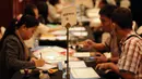 Kesibukan panitia saat melakukan registrasi peserta Kongres Luar Biasa PSSI 2015 di Hotel JW Marriot, Surabaya, Jawa Timur, Jumat (17/4/2015). Kongres akan memilih Ketua Umum PSSI periode 2015-2019. (Liputan6.com/Helmi Fithriansyah)