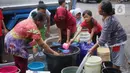 Warga mengisi air bersih ke dalam galon, jeriken, dan ember di kawasan Cipayung, Jakarta Timur, Rabu (20/11/2019). Sejak awal September 2019 sejumlah wilayah di kawasan Cipayung dilanda krisis air bersih. (Liputan6.com/Immanuel Antonius)