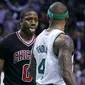 Guard Chicago Bulls Isaiah Canaan (kiri) mengejek penggawa Boston Celtics Isaiah Thomas pada laga di TD Garden, Boston, Kamis (27/4/2017) pagi WIB. Thomas membantu Celtics menang 108-97 dan unggul 3-2. (AP Photo/Charles Krupa)