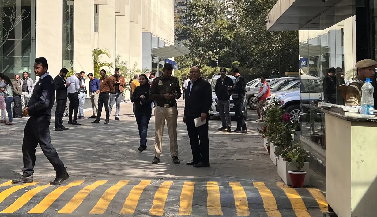 Seorang petugas polisi (Tengah) berdiri di pintu masuk gedung kantor tempat otoritas pajak India menggerebek kantor BBC di New Delhi, Selasa (14/2/2023). Otoritas pajak India melakukan penggeledahan kantor BBC di New Delhi, kata seorang jurnalis di lembaga penyiaran itu kepada AFP, beberapa minggu setelah menayangkan film dokumenter yang mengkritik Perdana Menteri Narendra Modi. (Sajjad HUSSAIN / AFP)