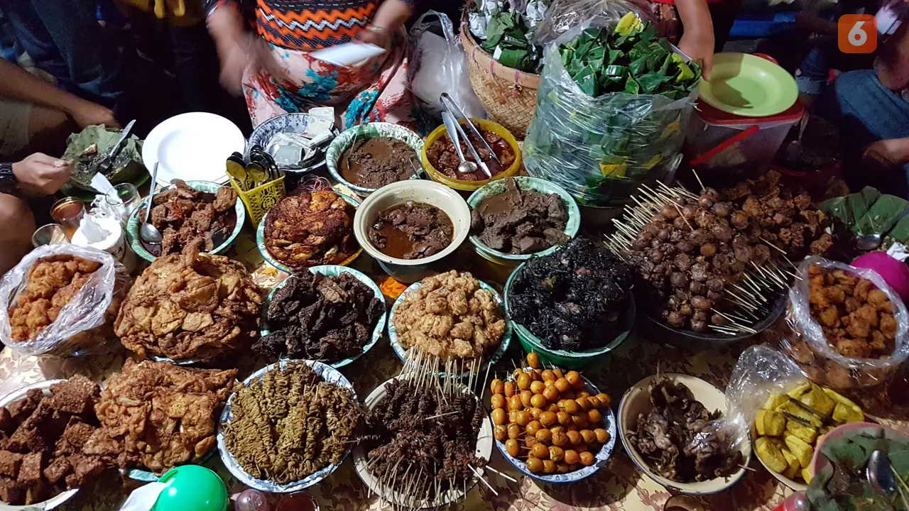 Pilih nasi Padang atau warteg untuk makan sehat yang terjangkau. Porsi yang pas dengan lauk sehat seperti ikan bakar dan sayuran dapat membantu mencegah kolesterol tinggi dan diabetes (Foto: Aditya Eka Prawira/Liputan6.com)