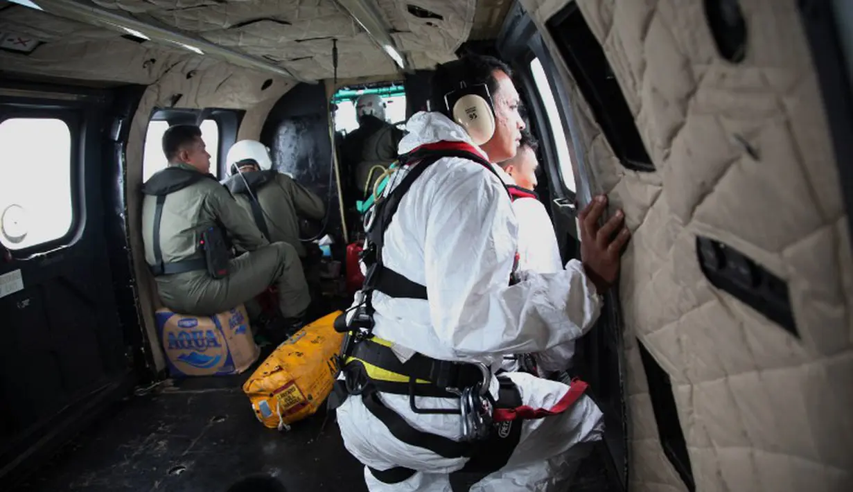 Tim SAR sedang memindai laut untuk mencari puing-puing dari pesawat AirAsia QZ8501, Laut Jawa, Rabu (7/1/2015). (AFP Photo/Priyambodo)