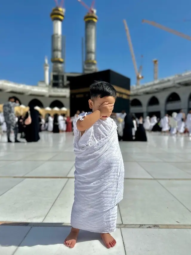 Potret Gemas Gala Sky Gunakan Baju Ihram di Depan Ka'bah
