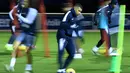 Penyerang Prancis Kylian Mbappe (tengah) menggocek bola saat sesi latihan jelang menghadapi Moldova dan Albania pada babak kualifikasi Grup H Piala Eropa 2020 di Clairefontaine-en-Yvelines, Prancis, Selasa (12/11/2019). (FRANCK FIFE/AFP)