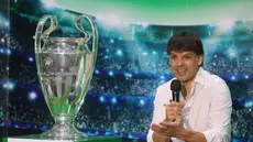 Legenda Real Madrid, Fernando Morientes, menjawab pertanyaan wartawan&nbsp;saat acara bertajuk Meet The UEFA Champion League Trophy and Legends di MGP Space SCBD, Jakarta, Jumat (26/4/2024). (Bola.com/M iqbal Ichsan)