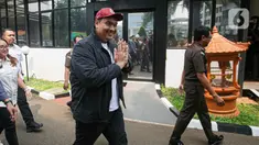 Menteri Pemuda dan Olahraga Dito Ariotedjo tersenyum saat tiba di Gedung Kejagung RI, Jakarta, Senin (3/7/2023). (Liputan6.com/Faizal Fanani)