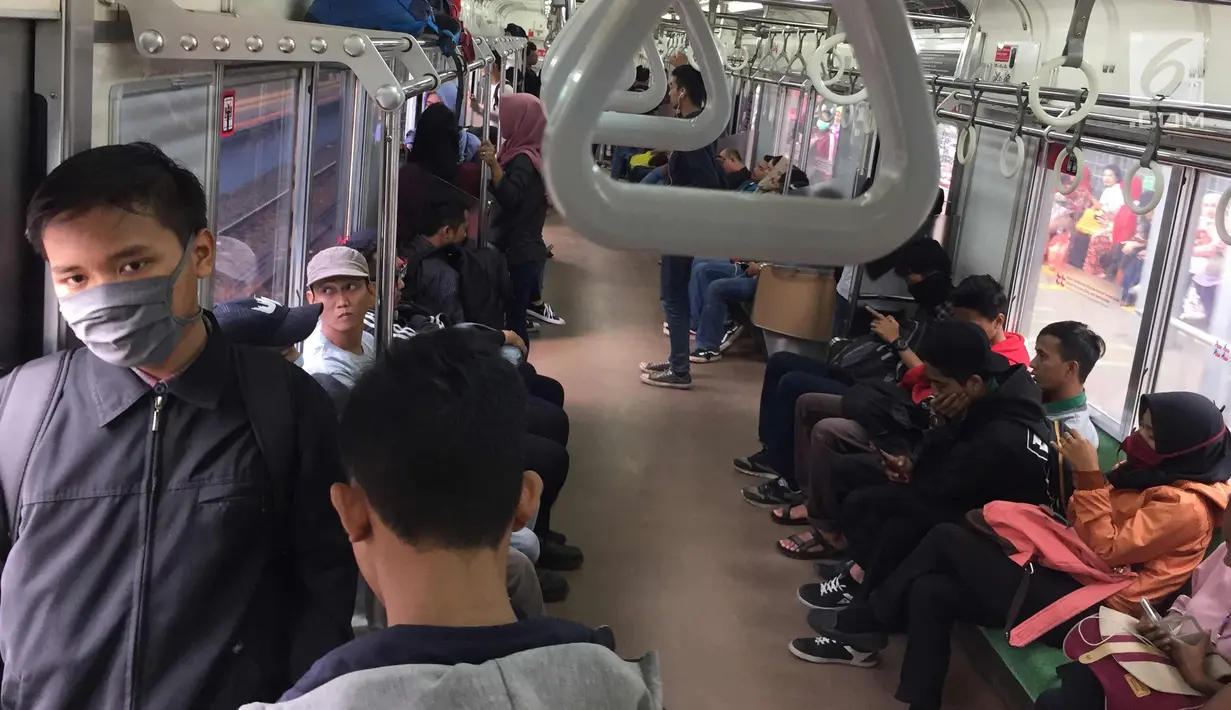Penumpang memadati gerbong KRL Commuter Line di Jakarta, Sabtu (27/1). PT Kereta Commuter Indonesia, operator KRL Commuter Line menargetkan mengangkut 320,03 juta penumpang atau naik 9,5 persen. (Liputan6.com/Immanuel Antonius)
