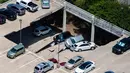 Sejumlah mobil menimpa kendaraan lain saat tempat parkir dua lantai runtuh di Irving, Texas, Selasa (31/7). Lima jam setelah parkir roboh, bagian lain dari parkir tersebut juga ikut runtuh. (Ashley Landis/The Dallas Morning News via AP)