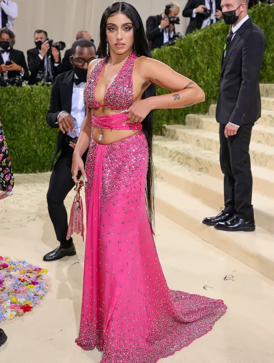 Lourdes Leon, putri penyanyi Madonna, menghadiri gelaran Met Gala 2021 di Metropolitan Museum of Art, New York pada 13 September 2021. Busana putri Madonna ini terdiri dari atasan halter bikini dan rok senada yang dihiasi payet. (Theo Wargo/Getty Images/AFP)