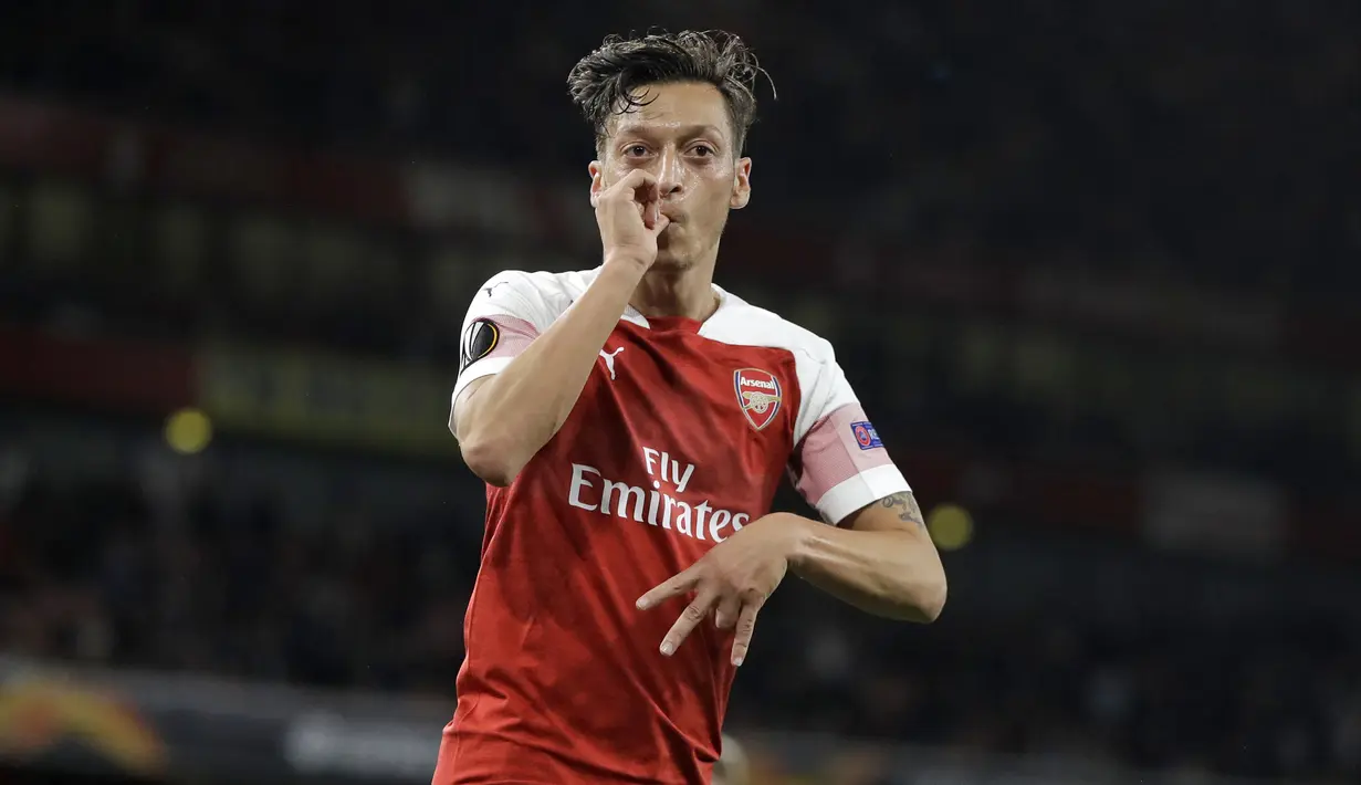 Pemain Arsenal, Mesut Ozil, melakukan selebrasi usai mencetak gol ke gawang Vorskla Poltava pada laga Liga Europa di Stadion Emirates, Kamis, (20/9/2018). (AP Photo/Kirsty Wigglesworth)
