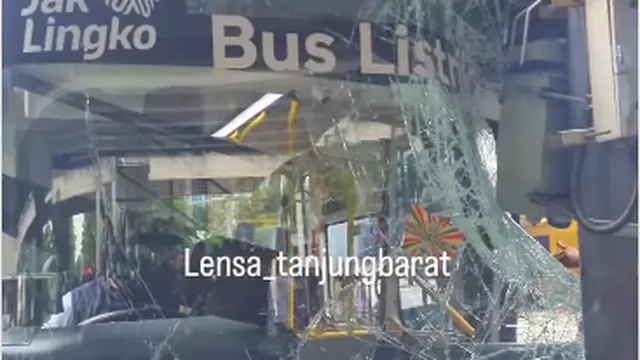 Sebuah bus listrik Transjakarta mengalami kecelakaan dengan menabrak tiang beton di kolong Tol JORR, kawasan Tanjung Barat, Jakarta Selatan (@Lensa_tanjungbarat)
