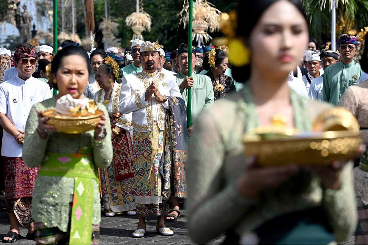 FOTO: Melihat Upacara Langka Penobatan Raja Baru Mengwi di Bali