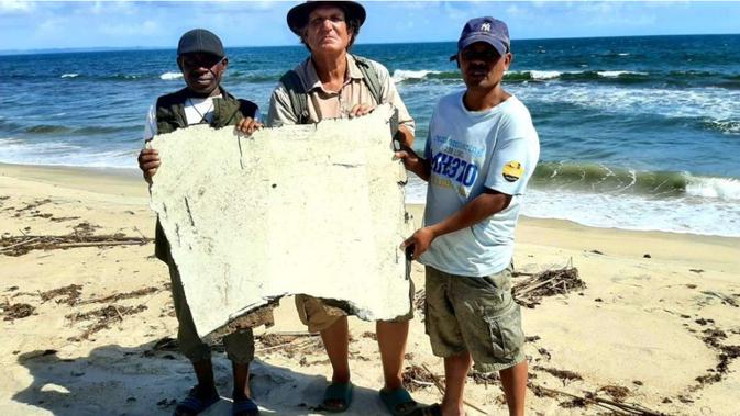<p>Richard Godfrey dan puing MH370 di Madagaskar. Dok: www.mh370search.com</p>