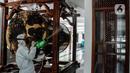 Petugas melakukan Penyemprotan Disinfektan di Masjid Baiturrahman Kompleks Parlemen, Senayan, Jakarta, Kamis (22/10/2020). Mulai hari ini Gedung DPR RI akan ditutup selama dua hari ke depan. (Liputan6.com/Johan Tallo)
