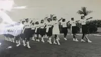 Foto ini merupakan anggota Paskibraka Nasional 1974. Tahun itu, rok yang mereka kenakan terbilang pendek. 5 cm di atas dengkul. (Foto: Tuti Maryati Jakarya, PPI Nasional 1974)