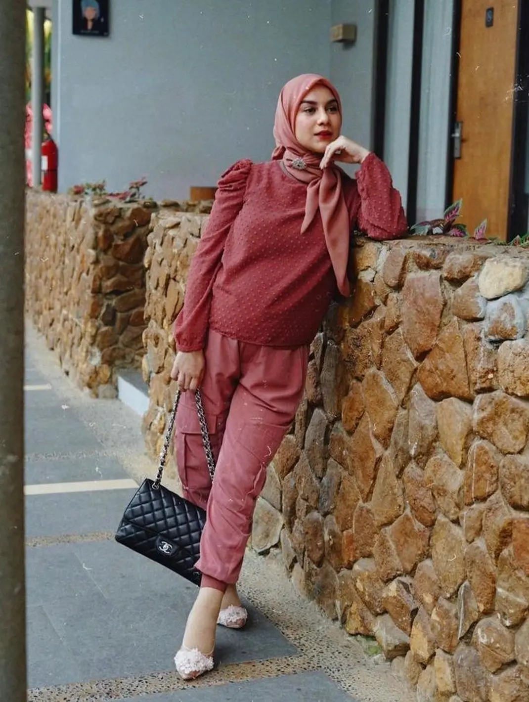 10 Inspirasi Padu Padan Hijab dengan Sweater Merah dari Irish Bella ...