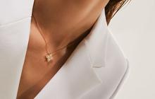 Desain Kalung Emas Simple untuk Gaya Profesional Wanita Karier, Bikin Penampilan Jadi Lebih Elegan