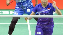 Pebulutangkis Indonesia, Tontowi Ahmad/Apriyani Rahayu saat melawan Seo Seung Jae/Chae Yujung (Korea Selatan) pada babak pertama ganda campuran Indonesia Master 2020 di Istora GBK, Jakarta, Rabu (15/1/2020). Pertandingan tidak dilanjutkan karena Chae Yujung cedera. (Liputan6.com/Helmi Fithriansyah)