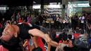 Salah satu aksi penonton konser musik punk di depan kantor KPK, Jakarta, Jum'at (20/2/2015). Konser yang mereka lakukan sebagai bentuk dukungan kepada KPK (Liputan6.com/Andrian M Tunay)